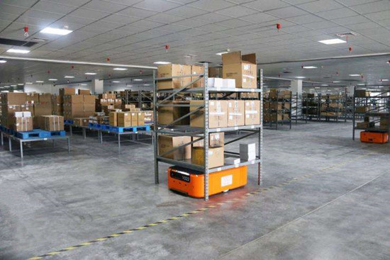 蘇寧:機器人搬運貨架實現“貨到人”