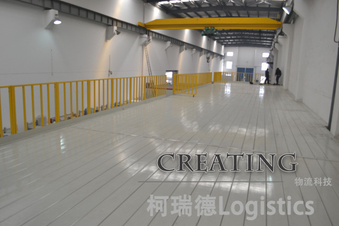 在鋼平臺的四周用護欄圍起來