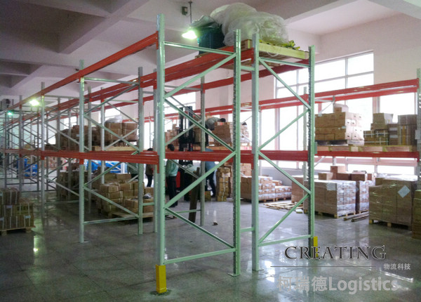 通道轉彎處安裝L型護腳,保護立柱